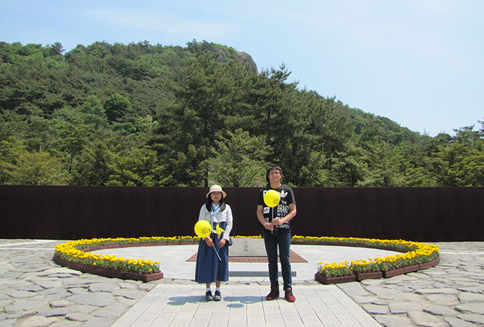  
Korea.net Honorary Reporter Lalien Guillen (left) and her husband visit a memorial to the late former President Roh Moo-hyun in Bongha Village of Gimhae, Gyeongsangnam-do Province.
